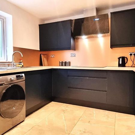 סווינדון Spacious 6 Bedroom House, 4 Bathrooms, Central, 2 Parking Spaces מראה חיצוני תמונה