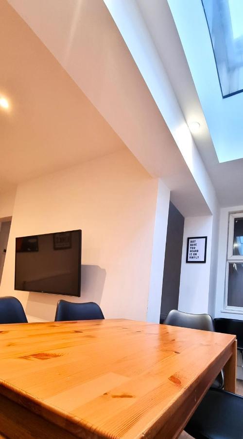 סווינדון Spacious 6 Bedroom House, 4 Bathrooms, Central, 2 Parking Spaces מראה חיצוני תמונה
