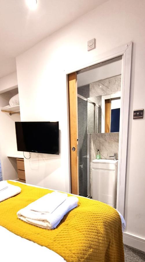 סווינדון Spacious 6 Bedroom House, 4 Bathrooms, Central, 2 Parking Spaces מראה חיצוני תמונה