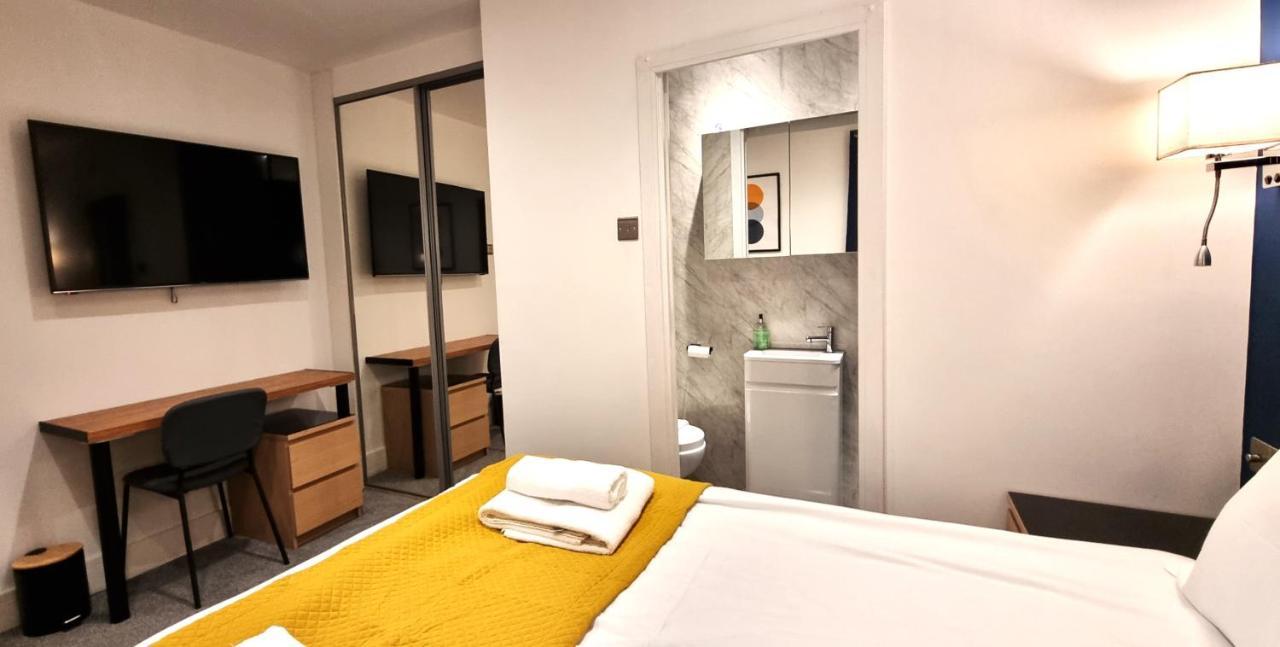 סווינדון Spacious 6 Bedroom House, 4 Bathrooms, Central, 2 Parking Spaces מראה חיצוני תמונה