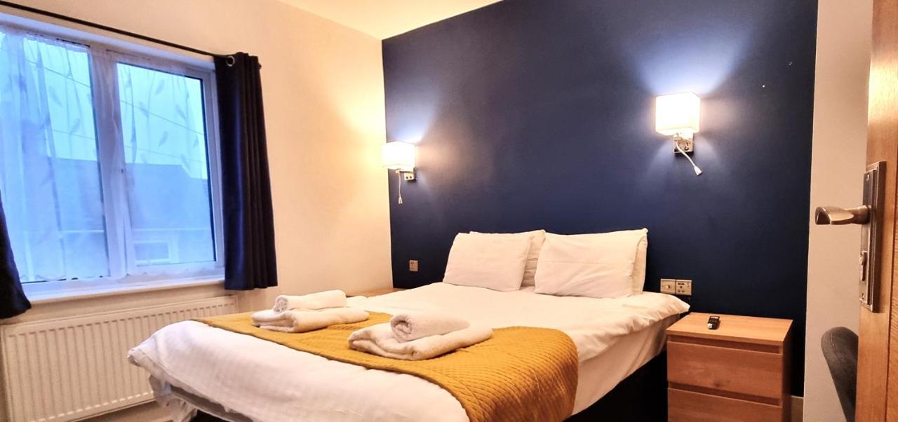 סווינדון Spacious 6 Bedroom House, 4 Bathrooms, Central, 2 Parking Spaces מראה חיצוני תמונה