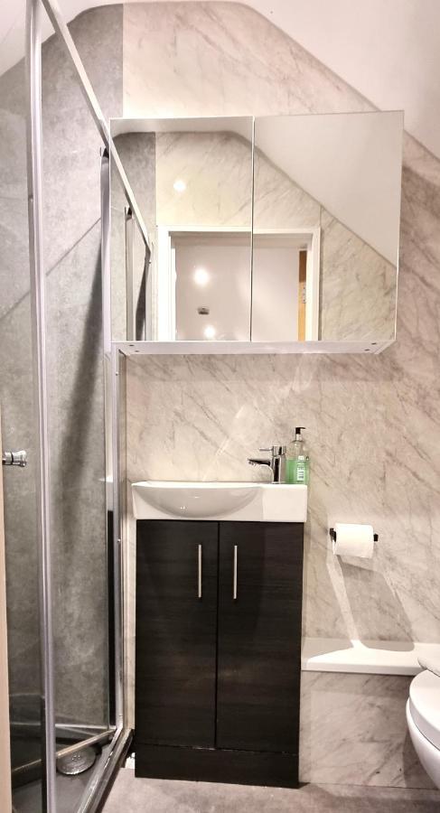 סווינדון Spacious 6 Bedroom House, 4 Bathrooms, Central, 2 Parking Spaces מראה חיצוני תמונה