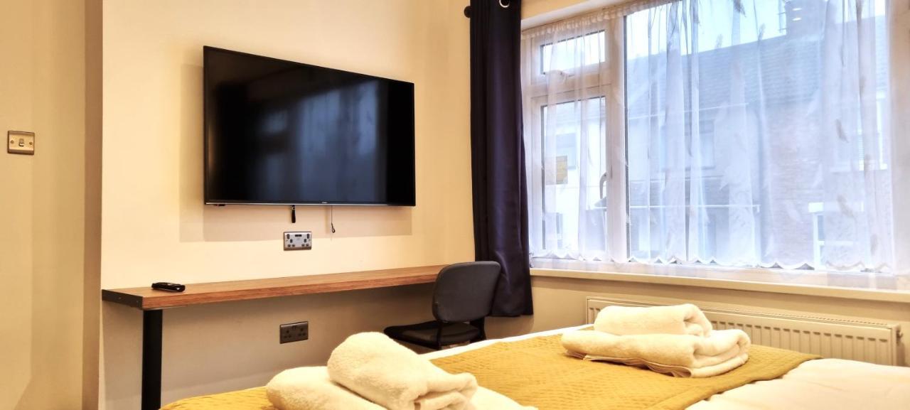 סווינדון Spacious 6 Bedroom House, 4 Bathrooms, Central, 2 Parking Spaces מראה חיצוני תמונה