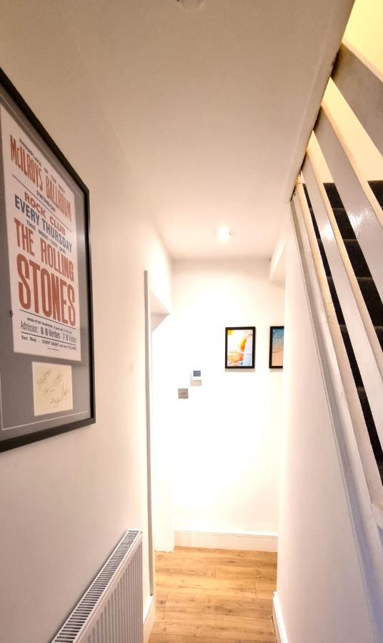 סווינדון Spacious 6 Bedroom House, 4 Bathrooms, Central, 2 Parking Spaces מראה חיצוני תמונה